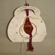 Γούρι κρεμαστό μπορντώ μακραμέ σε κρίκο με επίχρυσο ρόδι 9.5x9