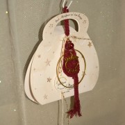 Γούρι κρεμαστό μπορντώ μακραμέ σε κρίκο με επίχρυσο ρόδι 9.5x9