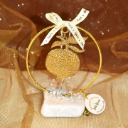 Γούρι ρόδι χρυσό με κρίκο σε βότσαλο