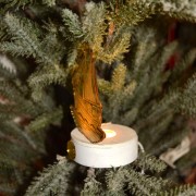 Γούρι ρόδι χρυσό κρεμαστό σε μικρό λευκό ξύλινο κύκλο