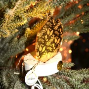 Γούρι ρόδι χρυσό κρεμαστό σε μικρό λευκό ξύλινο κύκλο