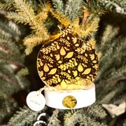 Γούρι ρόδι χρυσό κρεμαστό σε μικρό λευκό ξύλινο κύκλο