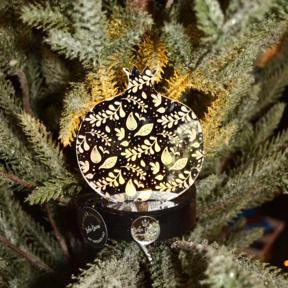 Γούρι ρόδι χρυσό κρεμαστό σε μικρό λευκό ξύλινο κύκλο