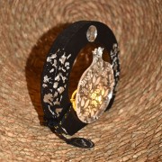 Γούρι ρόδι ασημί plexiglass σε ξύλο μαύρο μεσαίο φωτιζόμενο