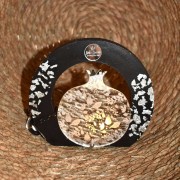 Γούρι ρόδι ασημί plexiglass σε ξύλο μαύρο μεσαίο φωτιζόμενο