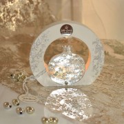 Γούρι ρόδι ασημί plexiglass σε ξύλο λευκό μεσαίο φωτιζόμενο