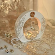 Γούρι ρόδι ασημί plexiglass σε ξύλο λευκό μεσαίο φωτιζόμενο