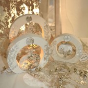 Γούρι ρόδι ασημί plexiglass σε ξύλο λευκό μικρό