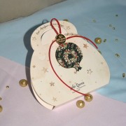 Γούρι Ρόδι μαύρο κρεμαστό ξύλινο με σχέδιο στεφανάκια και κορδόνια