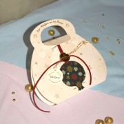 Γούρι Ρόδι μαύρο κρεμαστό ξύλινο με σχέδιο και κορδόνια