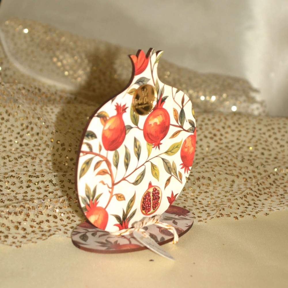 Γούρι χειροποίητο ξύλινο ρόδι λευκό με ζωγραφιστά ρόδια σε βάση