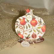 Γούρι χειροποίητο ξύλινο ρόδι λευκό με ζωγραφιστά ρόδια σε βάση