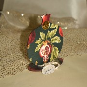 Γούρι χειροποίητο ξύλινο ρόδι μαύρο με ζωγραφιστό ρόδι σε βάση