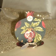 Γούρι χειροποίητο ξύλινο ρόδι μαύρο με ζωγραφιστό ρόδι σε βάση