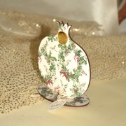 Γούρι χειροποίητο ξύλινο ζωγραφιστό ρόδι λευκό με στεφανάκια σε βάση