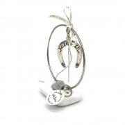 Γούρι ασημί πέταλο Καλή Τύχη σε κρίκο πάνω σε βότσαλο