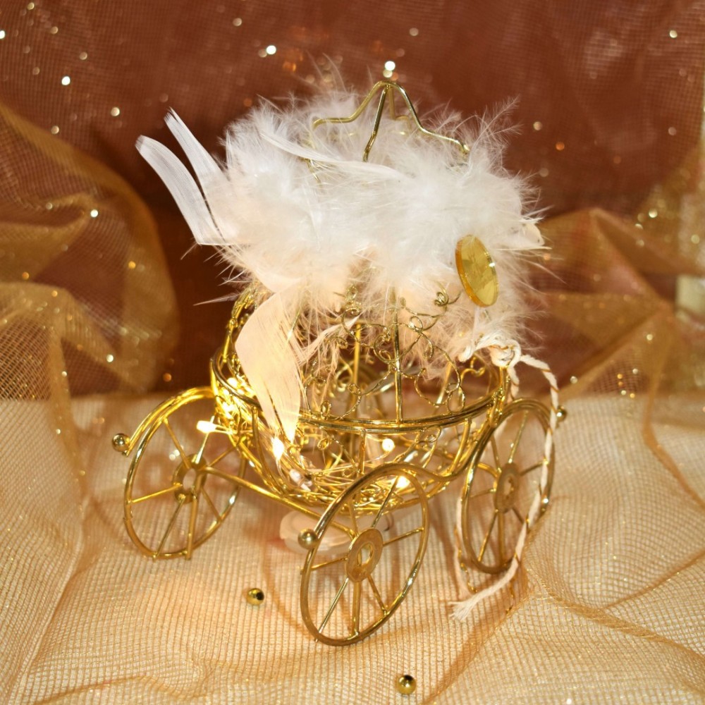 Γούρι άμαξα χρυσή φωτιζόμενη λευκά φτερά