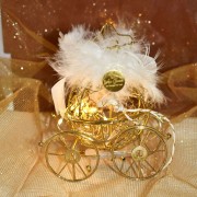 Γούρι άμαξα χρυσή φωτιζόμενη λευκά φτερά