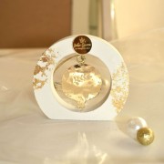 Γούρι ρόδι χρυσό plexiglass σε ξύλο λευκό μικρό