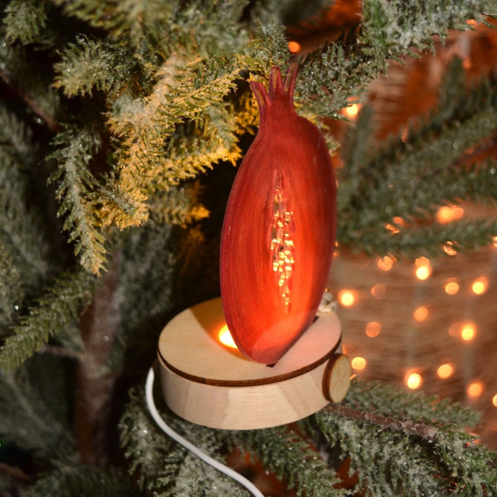 Γούρι ξύλινο κόκκινο ρόδι σε βάση φωτιζόμενο