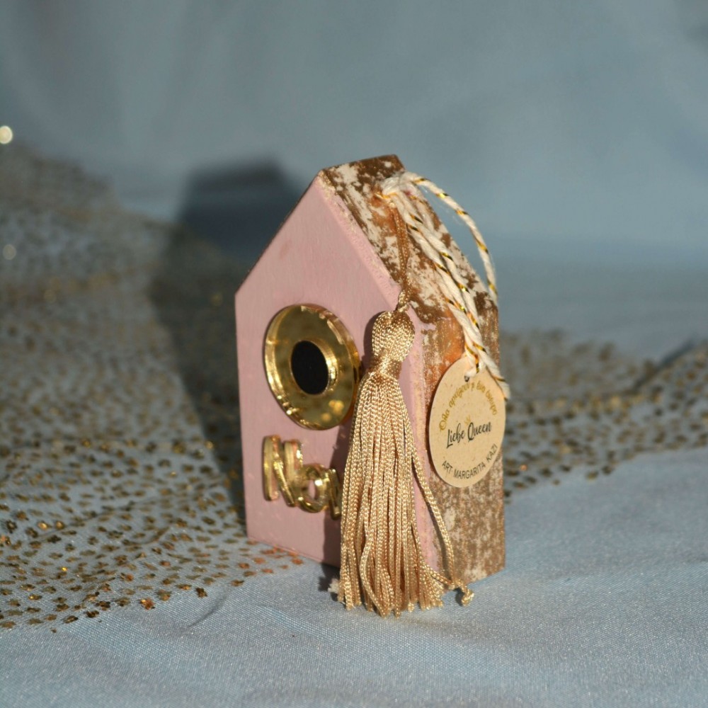 Γούρι Σπίτι ξύλινο ροζ με χρυσό μάτι από πλεξιγκλάς για τη Νονά