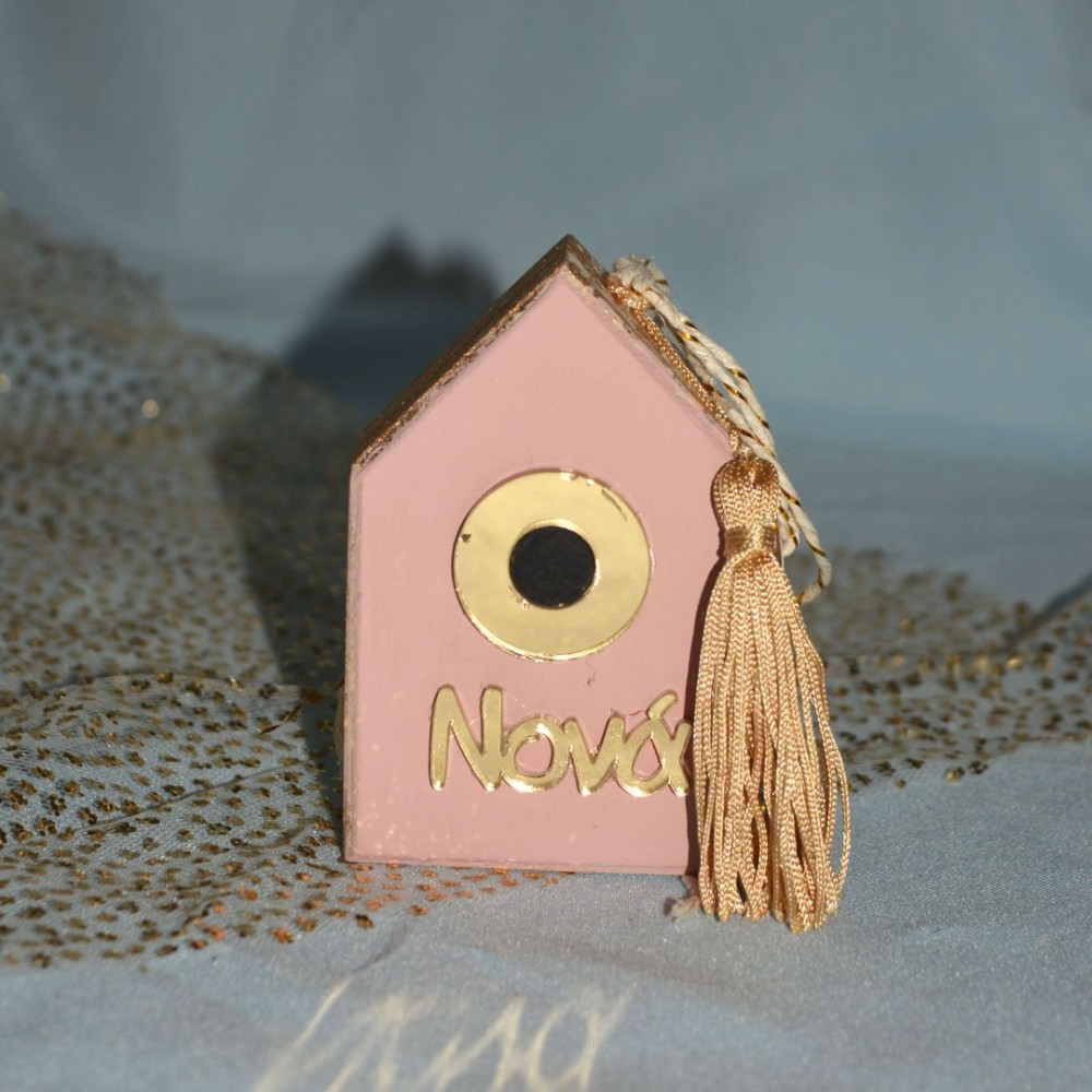 Γούρι Σπίτι ξύλινο ροζ με χρυσό μάτι από πλεξιγκλάς για τη Νονά