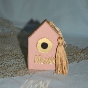 Γούρι Σπίτι ξύλινο ροζ με χρυσό μάτι από πλεξιγκλάς για τη Νονά