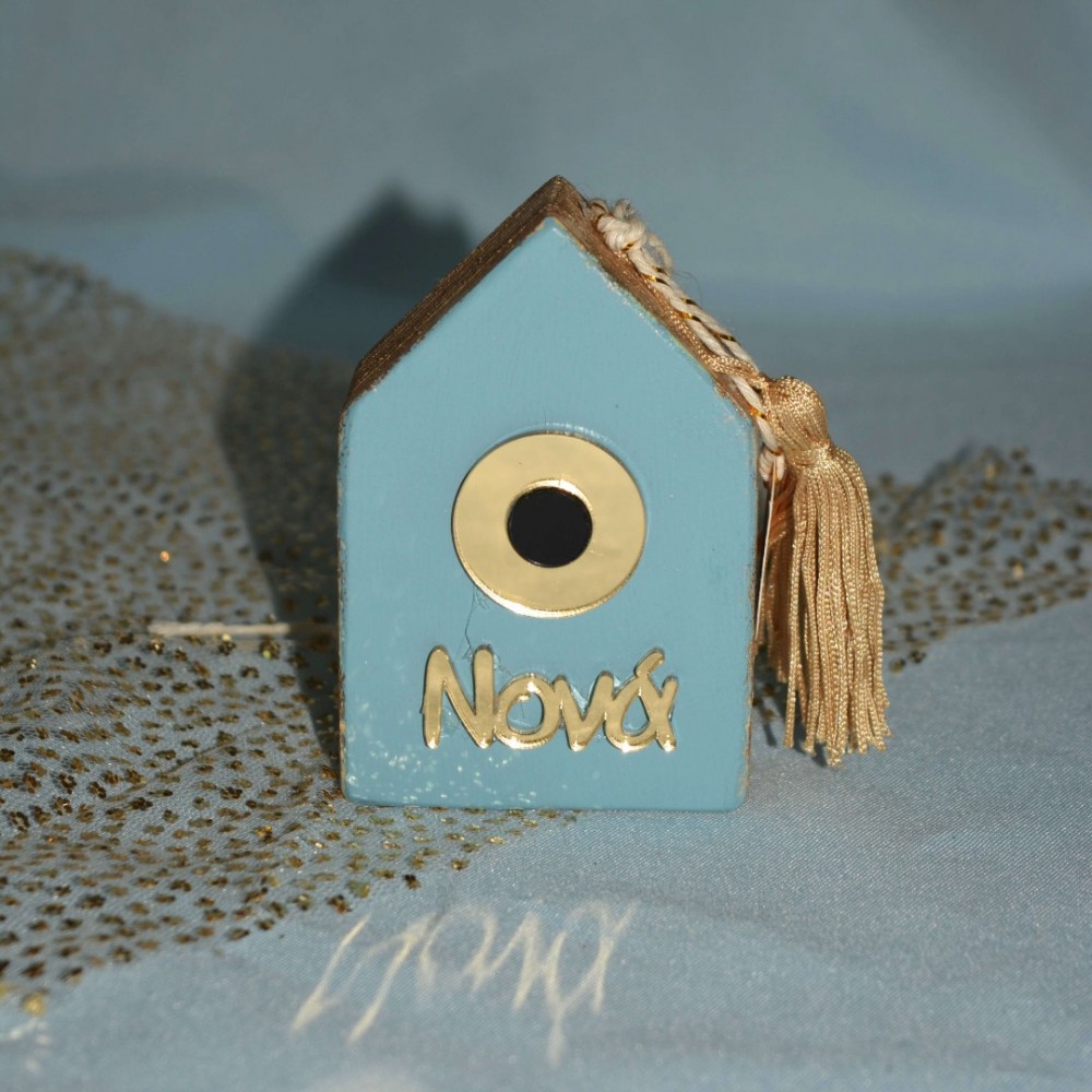 Γούρι Σπίτι ξύλινο γαλάζιο με χρυσό μάτι από πλεξιγκλάς για τη Νονά
