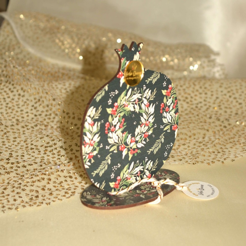 Γούρι χειροποίητο ξύλινο ζωγραφιστό ρόδι μαύρο με στεφάνια σε βάση