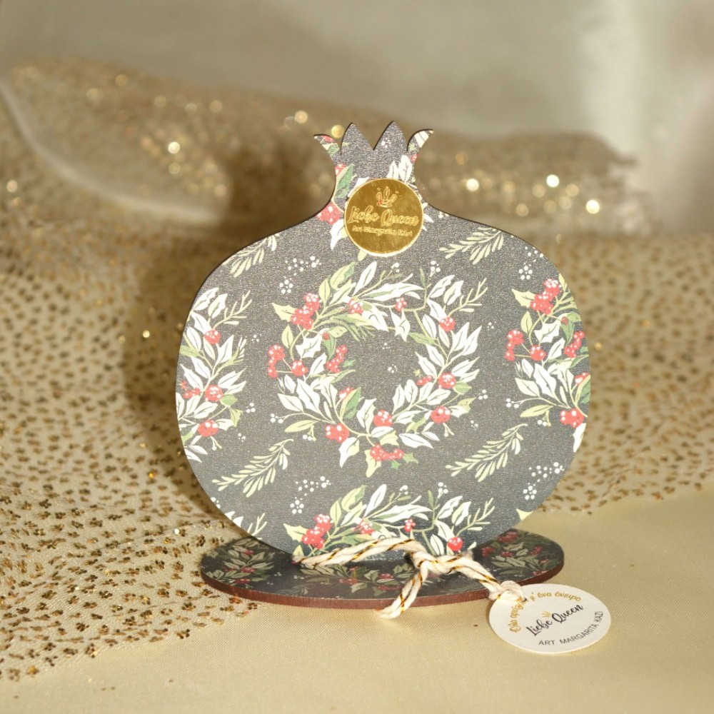 Γούρι χειροποίητο ξύλινο ζωγραφιστό ρόδι μαύρο με στεφάνια σε βάση