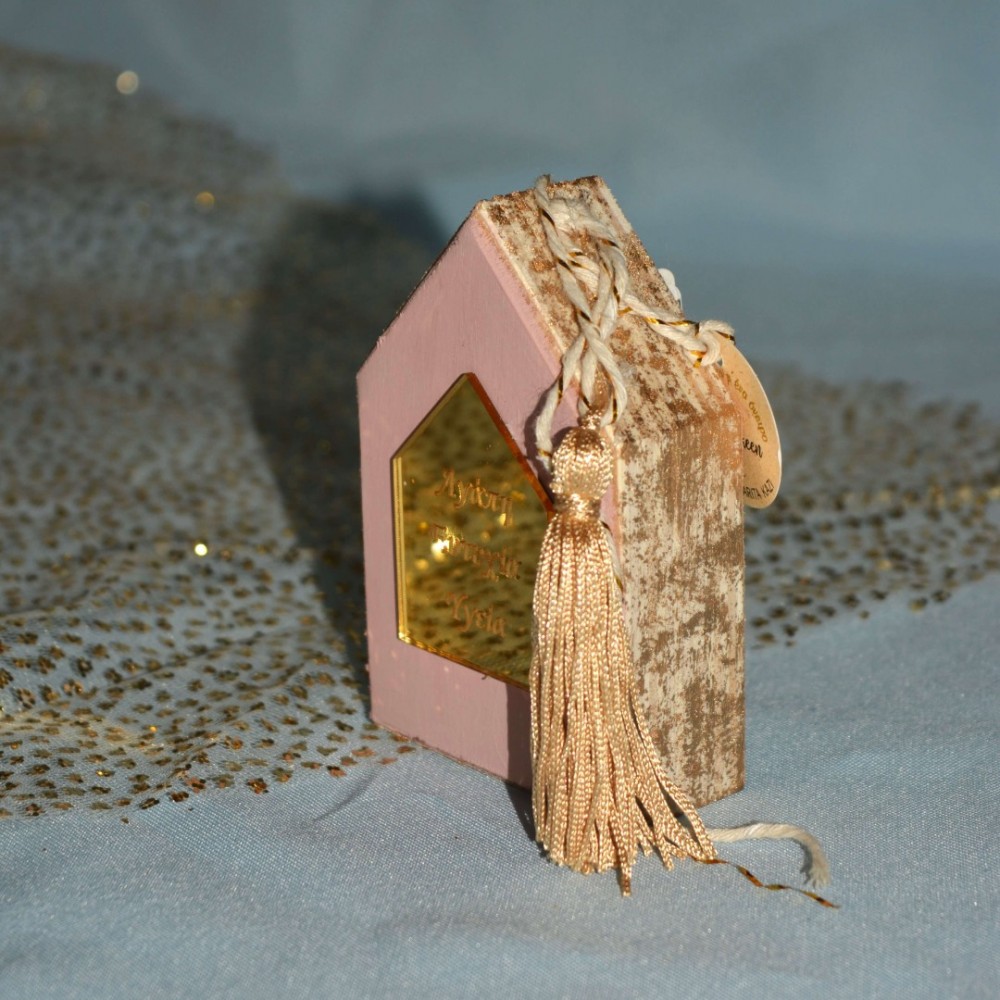 Γούρι Σπίτι ξ΄΄ύλινο ροζ με χρυσό πλεξιγλάς και ευχές