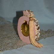 Γούρι Ρόδι ξύλινο ροζ ζωγραφιστό με χρυσό ρόδι από πλεξιγλάς στο κέντρο