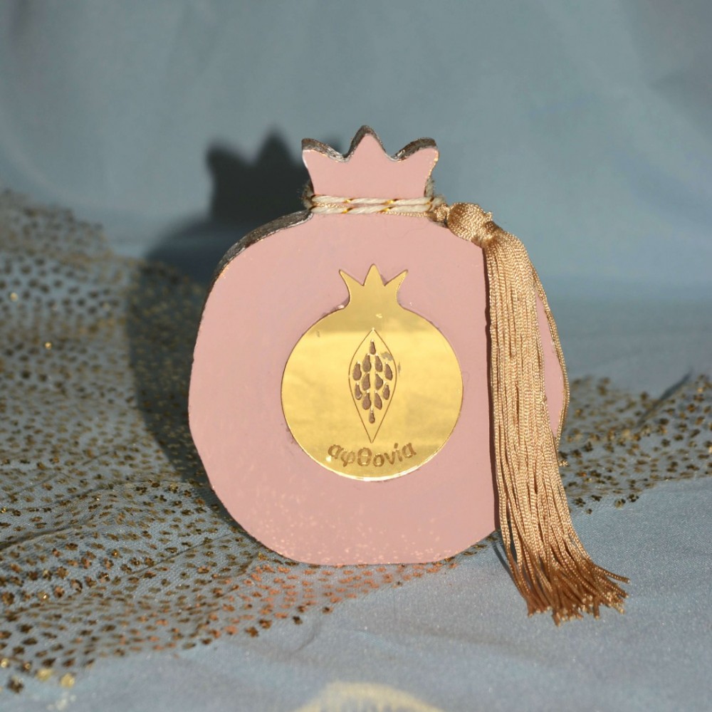 Γούρι Ρόδι ξύλινο ροζ ζωγραφιστό με χρυσό ρόδι από πλεξιγλάς στο κέντρο