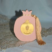 Γούρι Ρόδι ξύλινο ροζ ζωγραφιστό με χρυσό ρόδι από πλεξιγλάς στο κέντρο