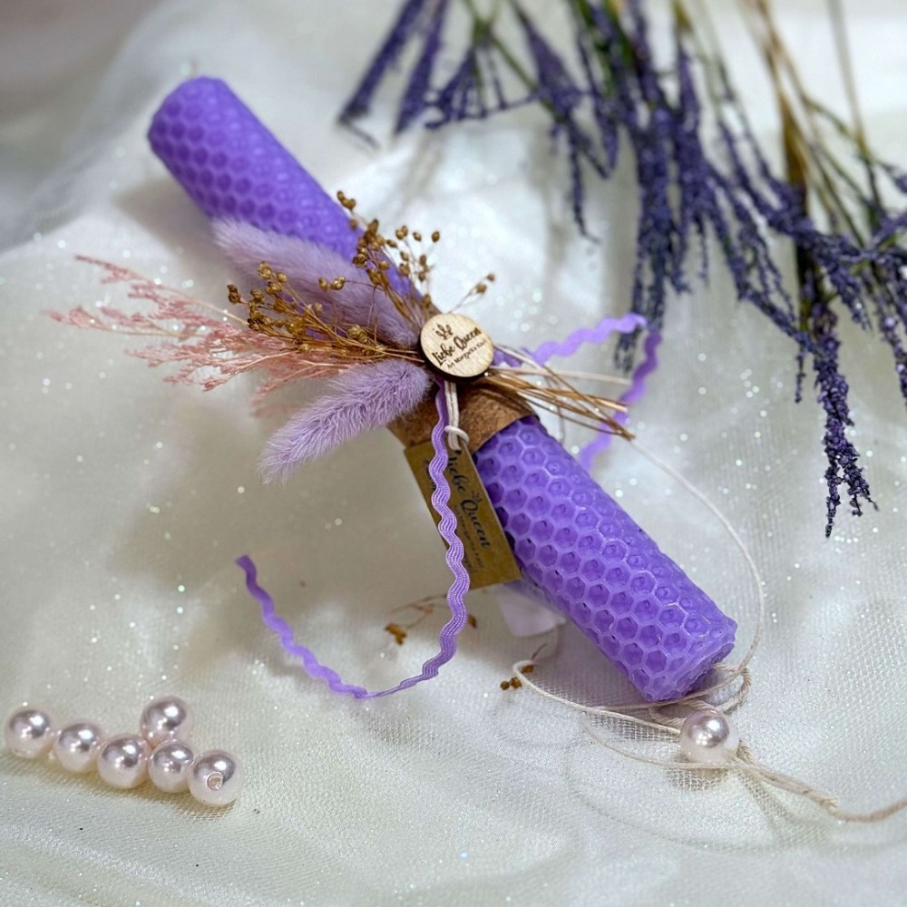 Λαμπάδα αρωματική μελισσοκέρι λιλά με αποξηραμένο μπουκέτο