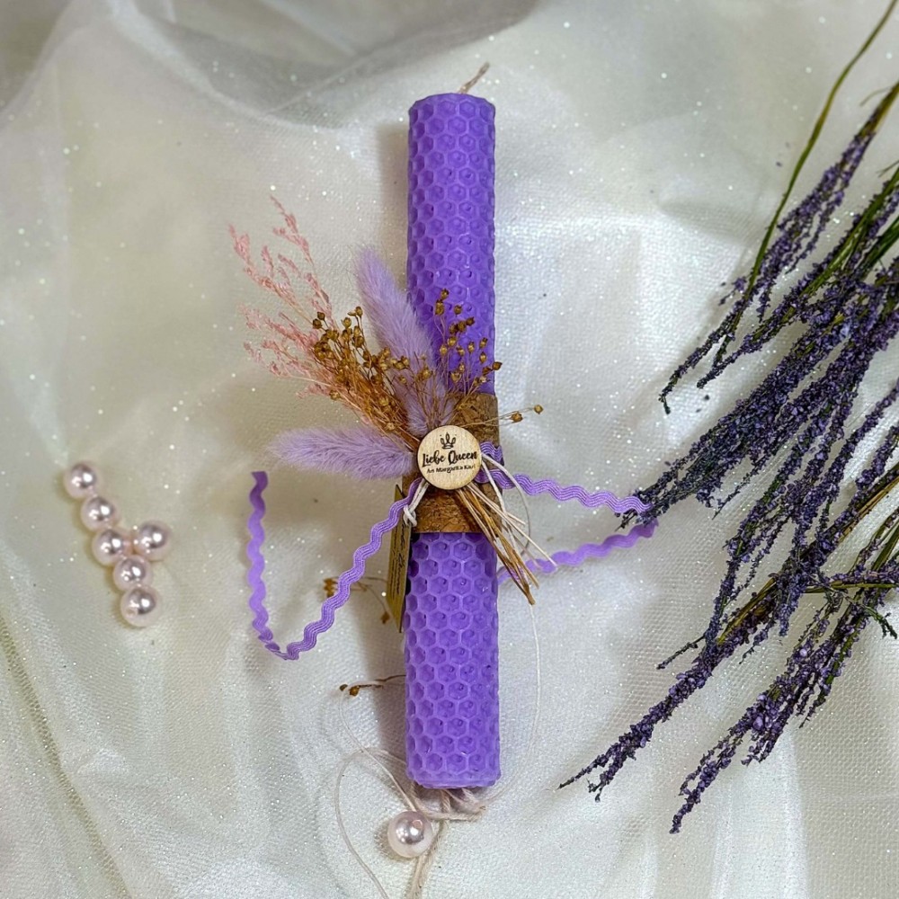 Λαμπάδα αρωματική μελισσοκέρι λιλά με αποξηραμένο μπουκέτο