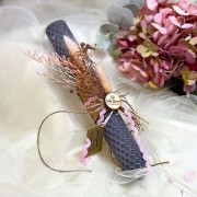 Λαμπάδα αρωματική μελισσοκέρι γκρι με αποξηραμένο μπουκέτο