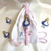 Λαμπάδα αρωματική ροζ με την Αλίκη και σακίδιο