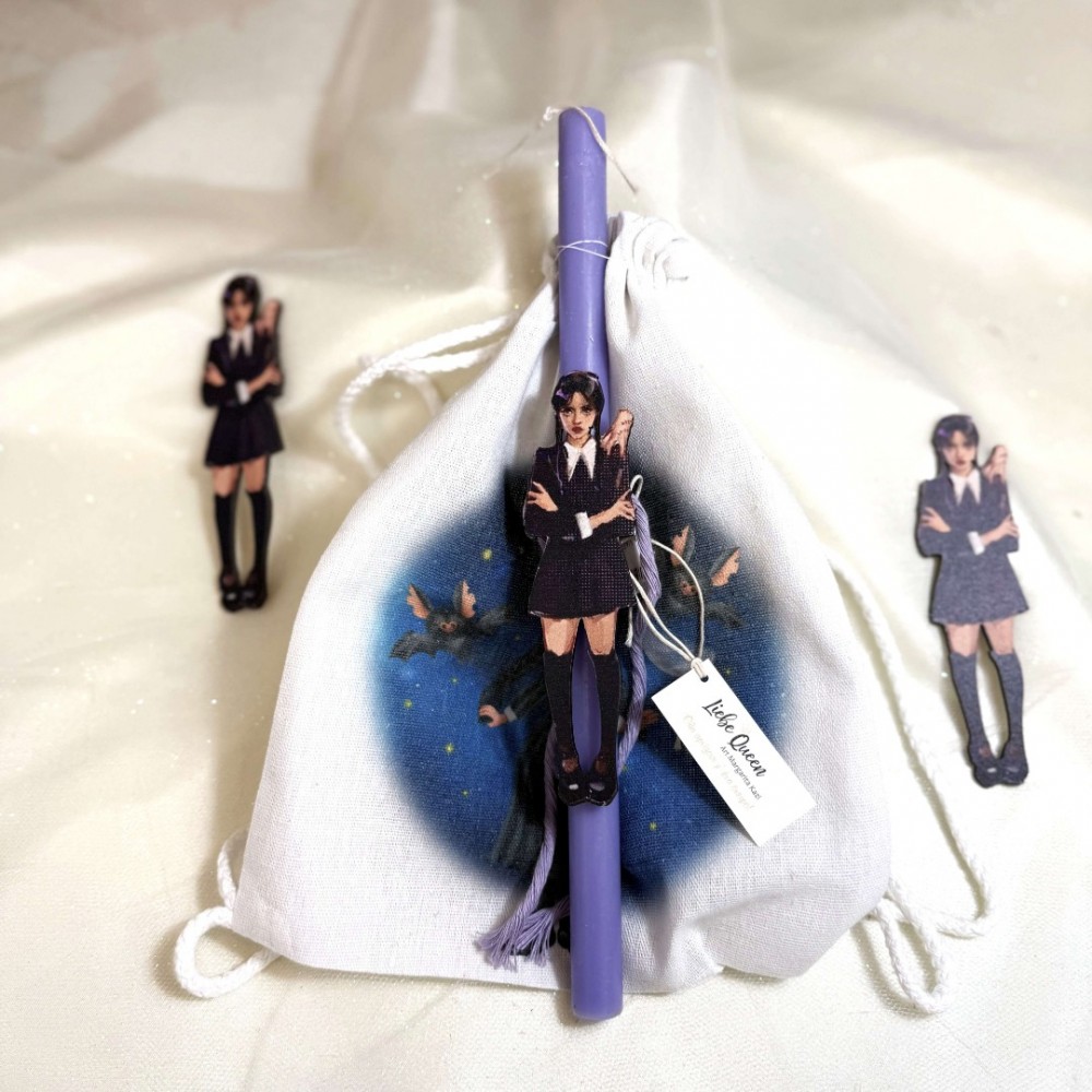 Λαμπάδα αρωματική μωβ με την Wednesday και σακίδιο