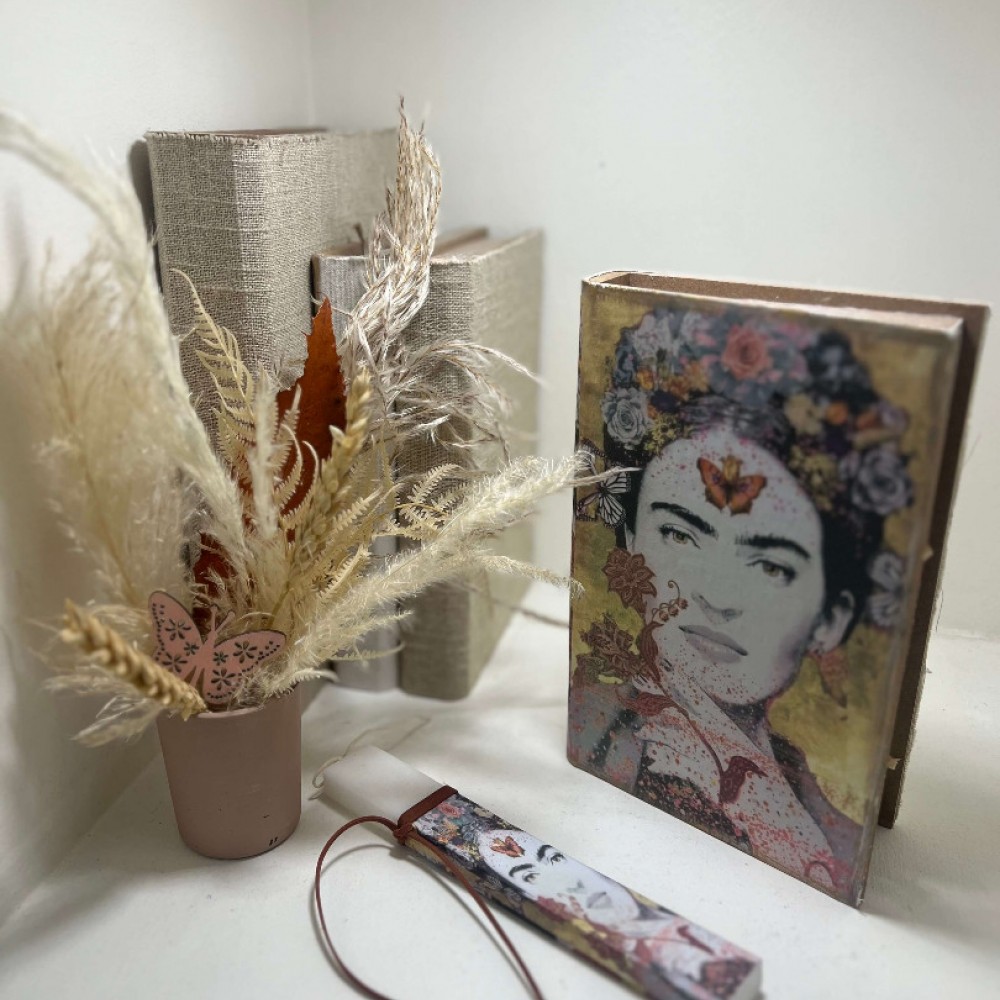 Λαμπάδα Frida Kahlo λευκή σετ με χειροποίητο βιβλίο - κουτί