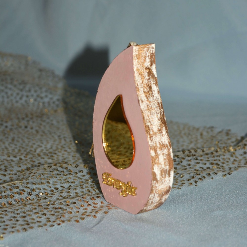 Γούρι δάκρυ ροζ ξ΄΄ύλινο με χρυσό μάτι-δάκρυ από πλεξιγλάς στο κέντρο του