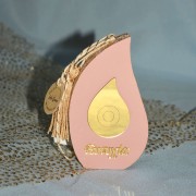 Γούρι δάκρυ ροζ ξ΄΄ύλινο με χρυσό μάτι-δάκρυ από πλεξιγλάς στο κέντρο του