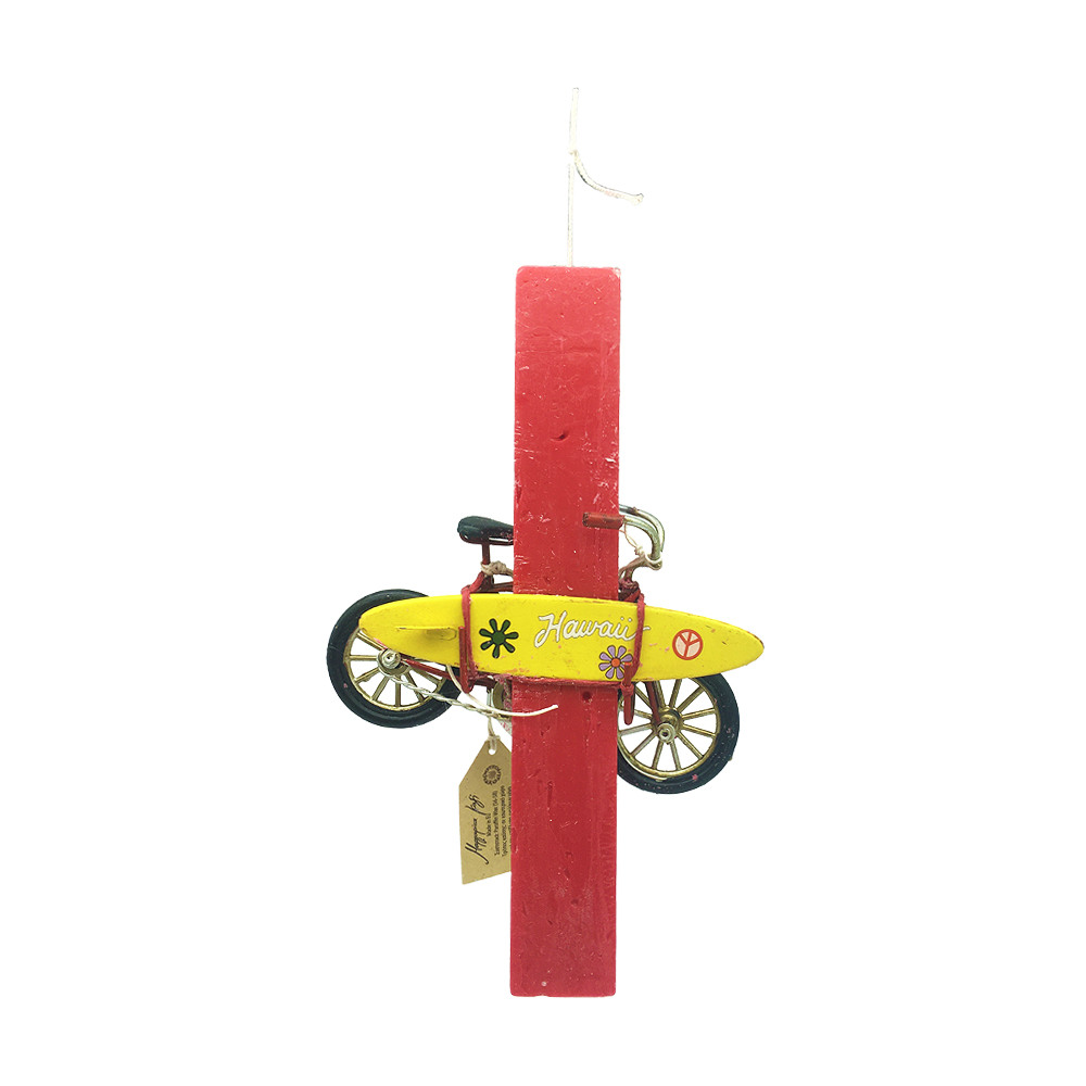 Λαμπάδα με κίτρινο μεταλλικό ποδήλατο και σανίδα του σερφ