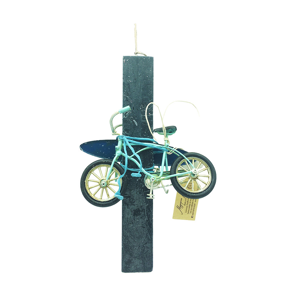 Λαμπάδα με σιέλ μεταλλικό ποδήλατο και σανίδα του σερφ