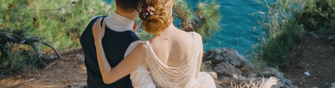 Έξι λεπτομέρειες που κάνουν τους καλεσμένους να νιώσουν φιλόξενα σε έναν καλοκαιρινό γάμο