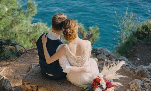 Έξι λεπτομέρειες που κάνουν τους καλεσμένους να νιώσουν φιλόξενα σε έναν καλοκαιρινό γάμο